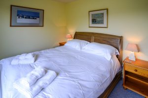 King sized bedroom at Bosporthennis