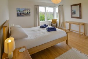 King sized bedroom at Cheyney