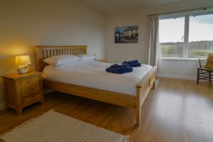 King sized bedroom at Cheyney