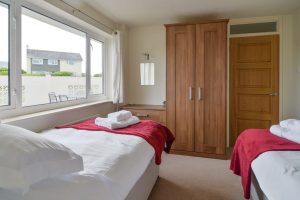 Twin ensuite bedroom at Cobs