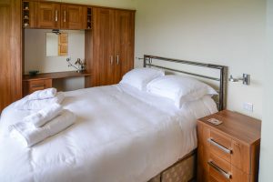 King sized bedroom at Cobs