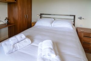 King sized bedroom with storage at Cobs