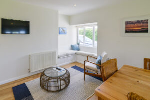 Snug/reading nook by dining area with mounted television