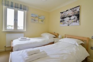 Twin single bedroom with window at Apartment 5 Greenwaves