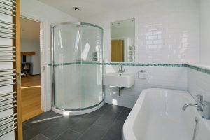 Main bathroom at Aquataine Annexe