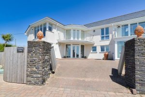 Front exterior and parking at Aquataine Lodge