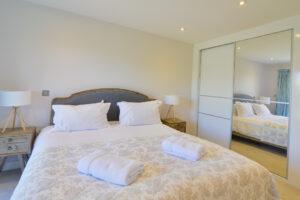 Ground floor ensuite Superking bedroom at Blue Seas