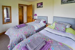 Twin bedroom at Carnavis Cottage