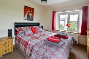 King sized bedroom at Carnavis Cottage