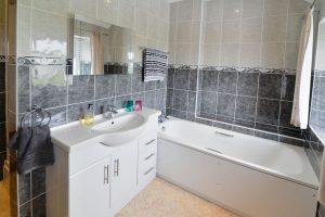 First floor bathroom at Carnavis Cottage with separate bath