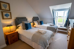 Twin ensuite bedroom with doors to balcony at Penjerrick