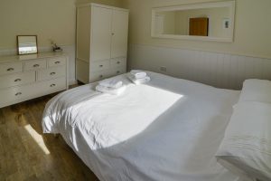 King sized bedroom with ample storage at Gotheren