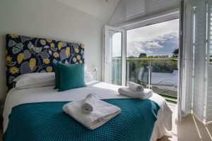 Kingsize bedroom with juliet balcony at Herongate