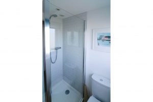 First floor shower and toilet at Herongate