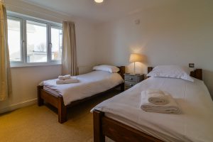 Ground floor twin ensuite bedroom at Highview