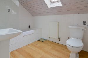 First floor ensuite bathroom with separate bath at Highview