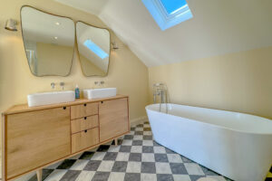 Ensuite bathroom in master first floor bedroom at Aquataine Lodge
