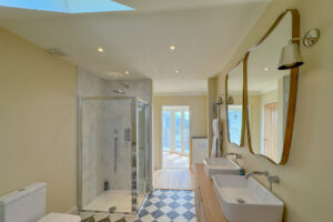 Ensuite bathroom in master first floor bedroom at Aquataine Lodge