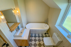 First floor bathroom with large bath, loo and sink at Aquataine Lodge