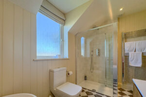 Large family bathroom at Aquataine Lodge with walk in shower