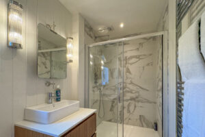En suite bathroom at Aquataine Lodge with walk in shower