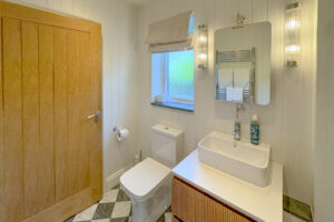 En suite bathroom at Aquataine Lodge