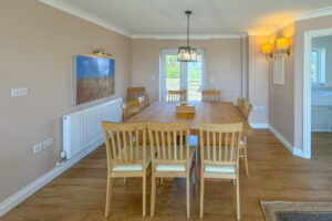 Dining area with large table at Aquataine Lodge