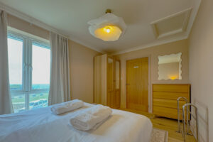 Superking or twin bedroom with sea views at Aquataine Lodge