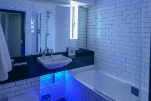 Ensuite bathroom to bedroom 2 on the ground floor at Morvoren
