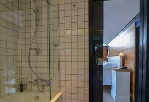 Ensuite bathroom in the first floor bedroom at Morvoren