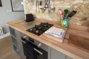 Integrated hob and oven in the kitchen at Pensile House Cottage