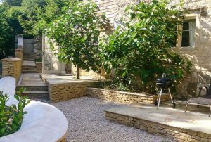 Patio and gravelled garden to the side at Pensile House Cottage