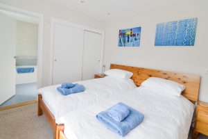 Twin single bedroom with en suite on the ground floor at Pendoric