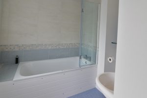 En Suite bathroom with separate bath tub from bedroom 4 at Pendoric