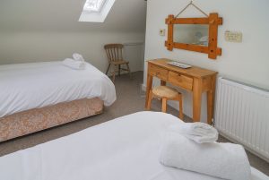 Top floor twin bedroom with ensuite toilet and wash basin at Sailaway