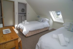 Top floor twin bedroom with ensuite toilet and washbasin at Sailaway