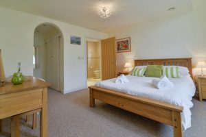 Ground floor king bedroom with ensuite at Sailaway