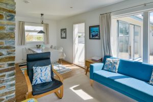 Lounge and dining area at Atlantic Breezes