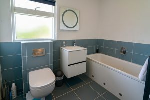 Large family Bathroom 1 with bath at Atlantic Breezes