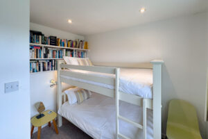 Single bunk bed room at Atlantic breezes with feature book shelves