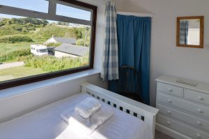 Twin bedroom at Wings with window to the front of gardend