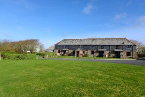 Front of Stable Cottage and adjoining properties from the communal grassed area