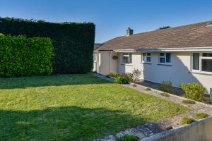 Rear grassed lawn area at Tamarisk