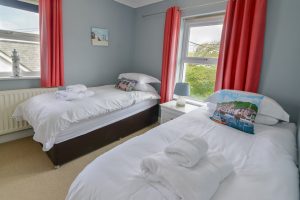 Twin bedroom on the first floor at Newlands
