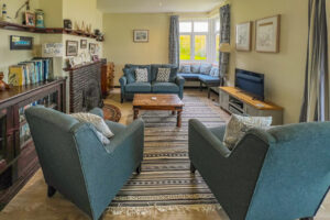 Lounge at 't Sandt with seating, coffee table, TV and fireplace
