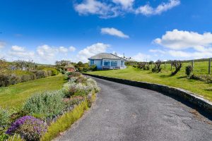 't Sandt from the entrance to the driveway