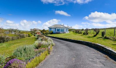 't Sandt from the entrance to the driveway