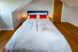 King sized bedroom on the first floor at Ysella
