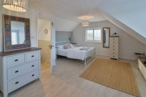 First floor, King sized bedroom with en suite at Pendarves
