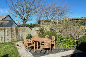 Outdoor seating area for six at Bass Cottage